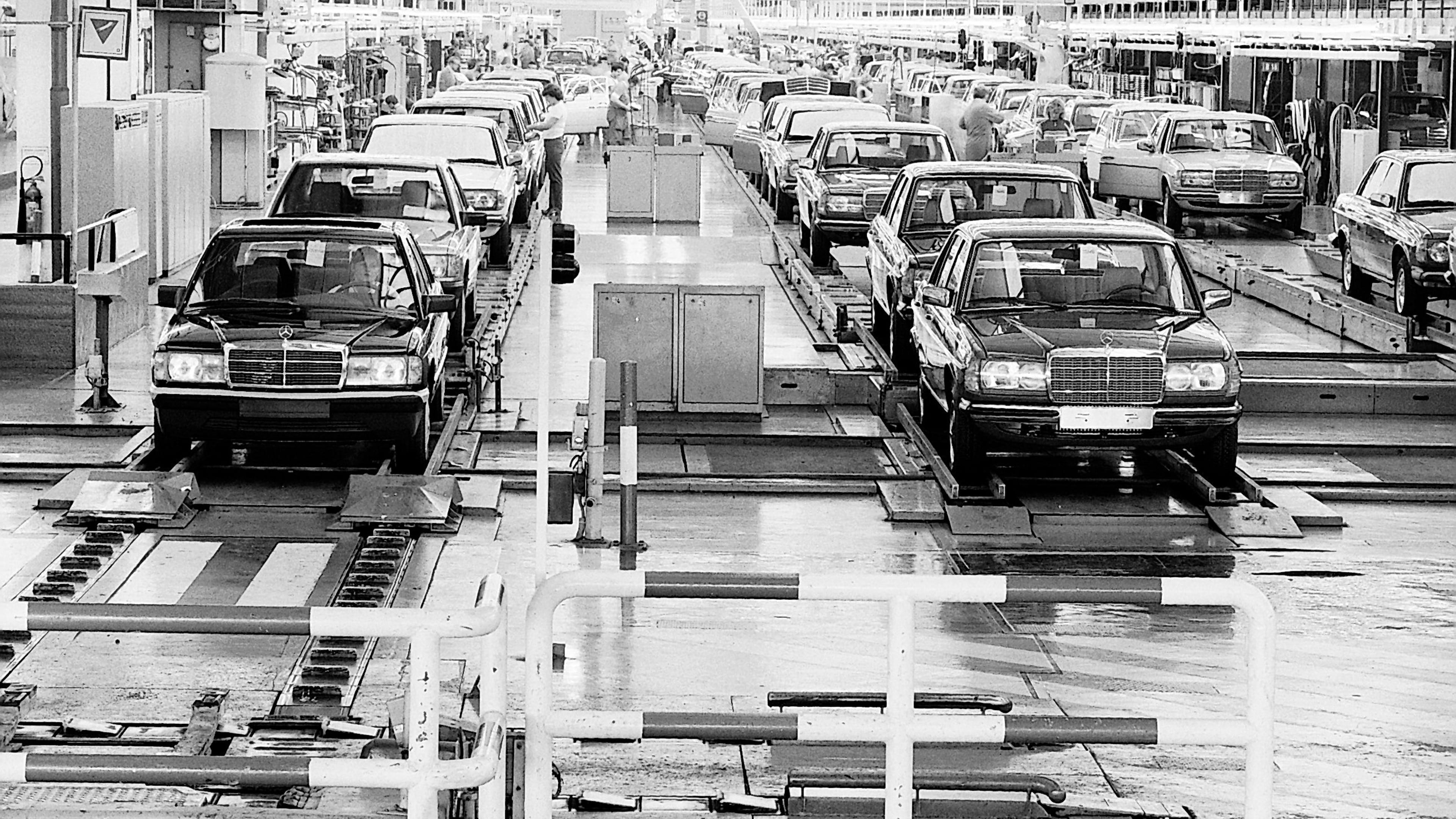 The new W 201 model series rolls off the production line | Mercedes-Benz The new W 201 model series rolls off the production line