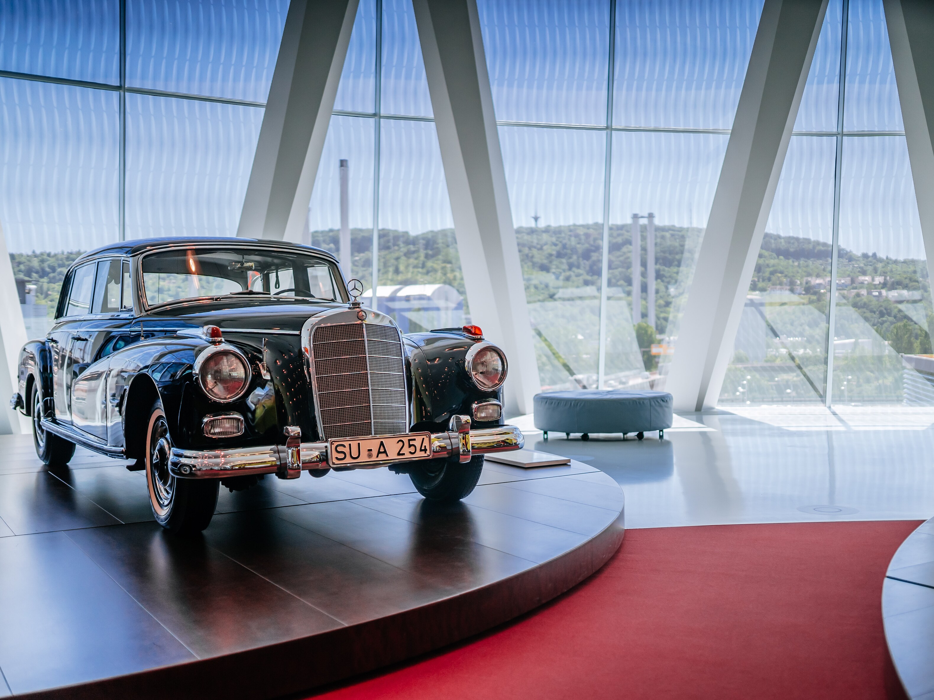 Side view of the first Mercedes-Benz motor car.