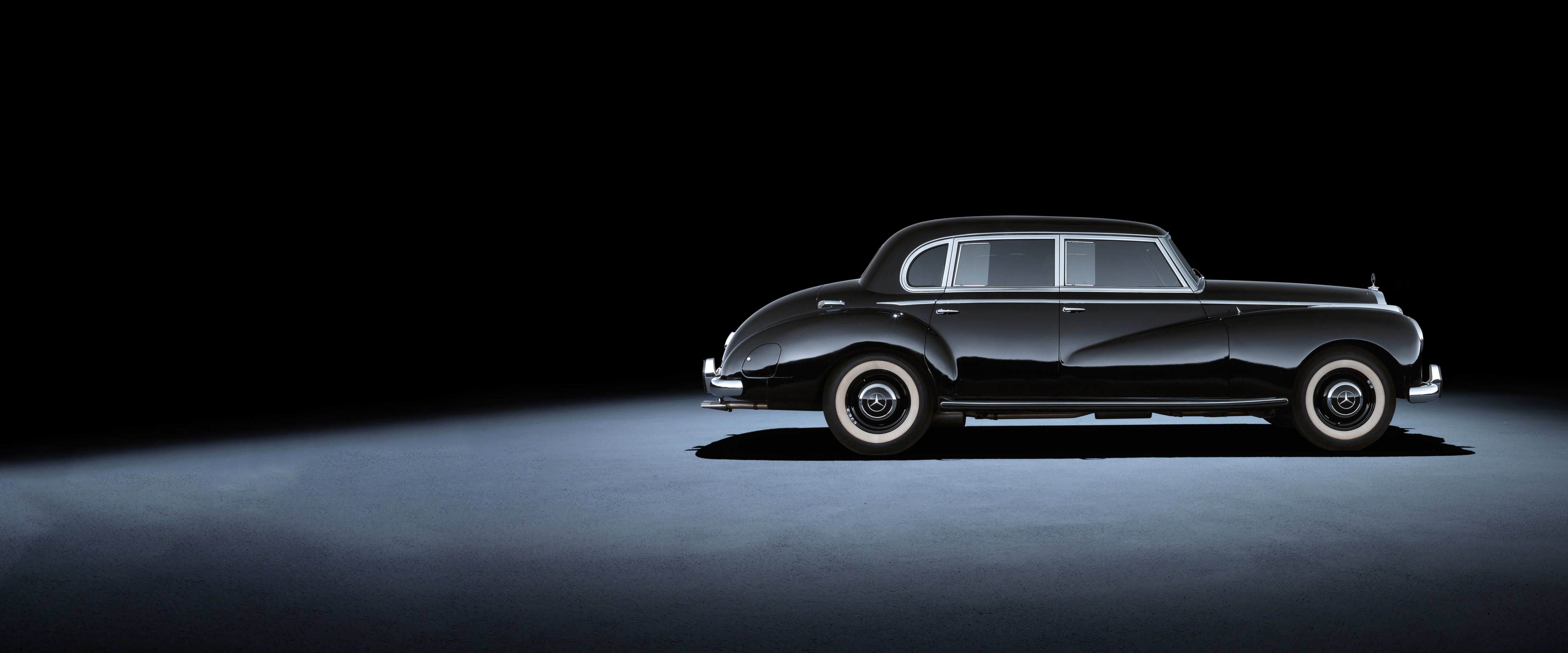 Side view of the Mercedes-Benz 300 d (W189)