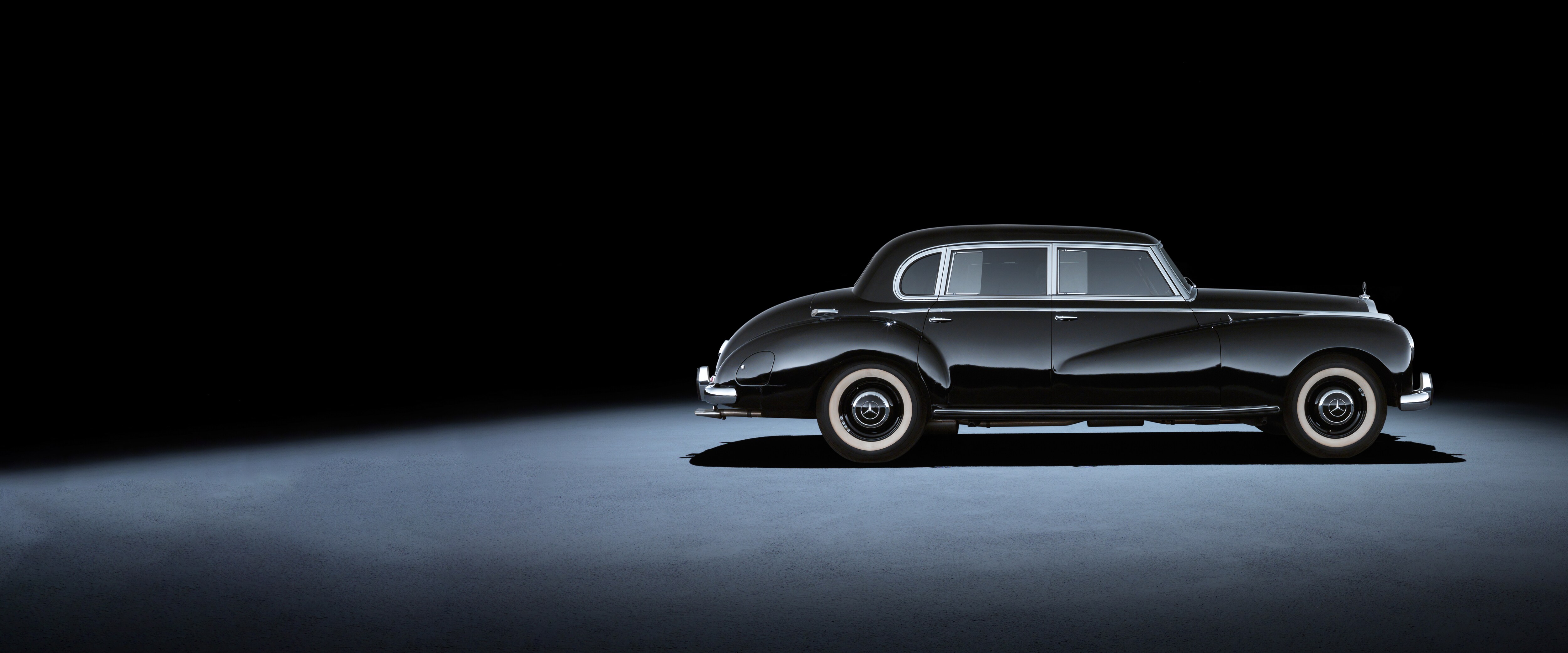 Side view of the Mercedes-Benz 300 d (W189)