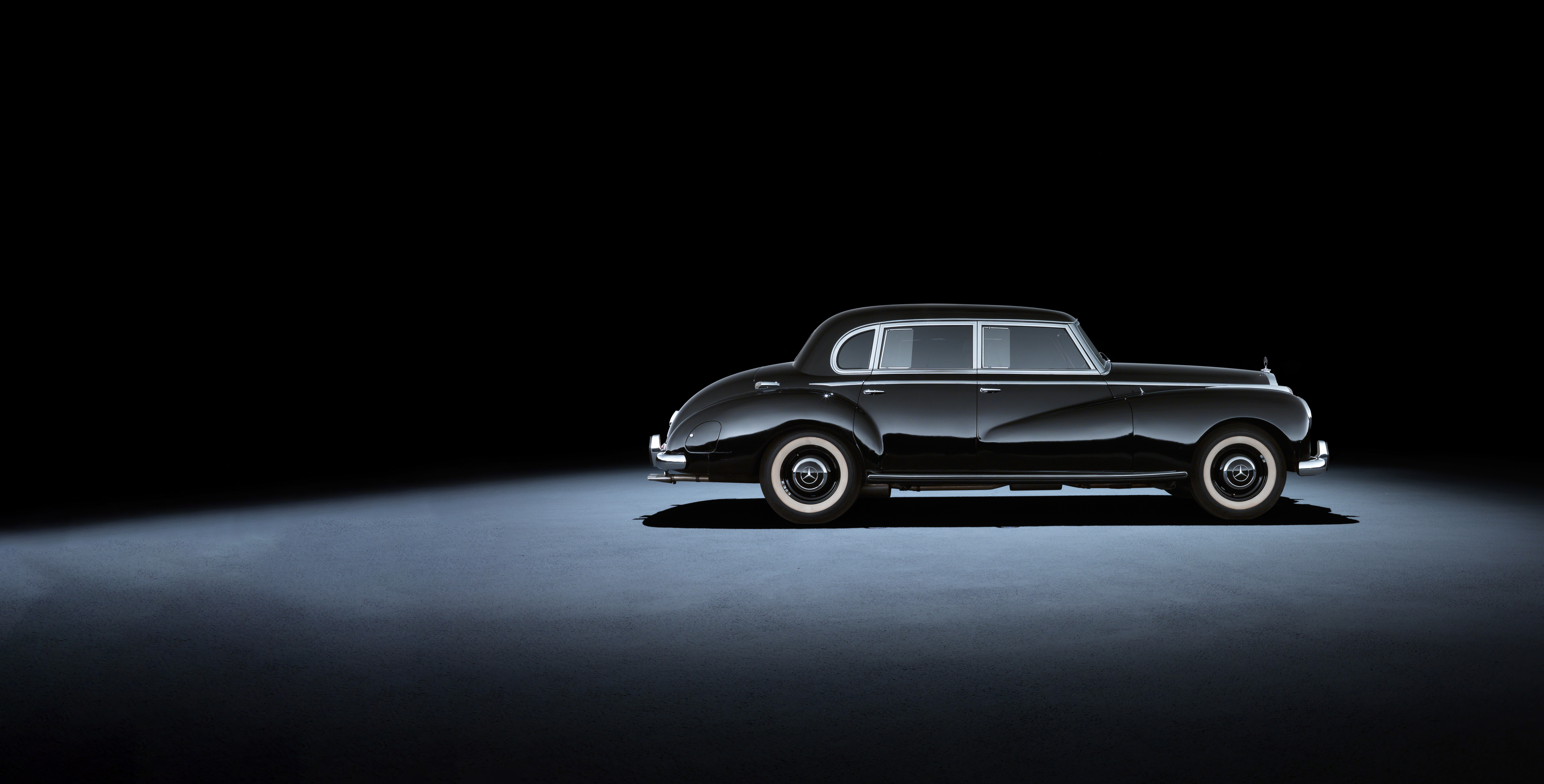 Classic Car | Mercedes-Benz Side view of the Mercedes-Benz 300 d (W189)