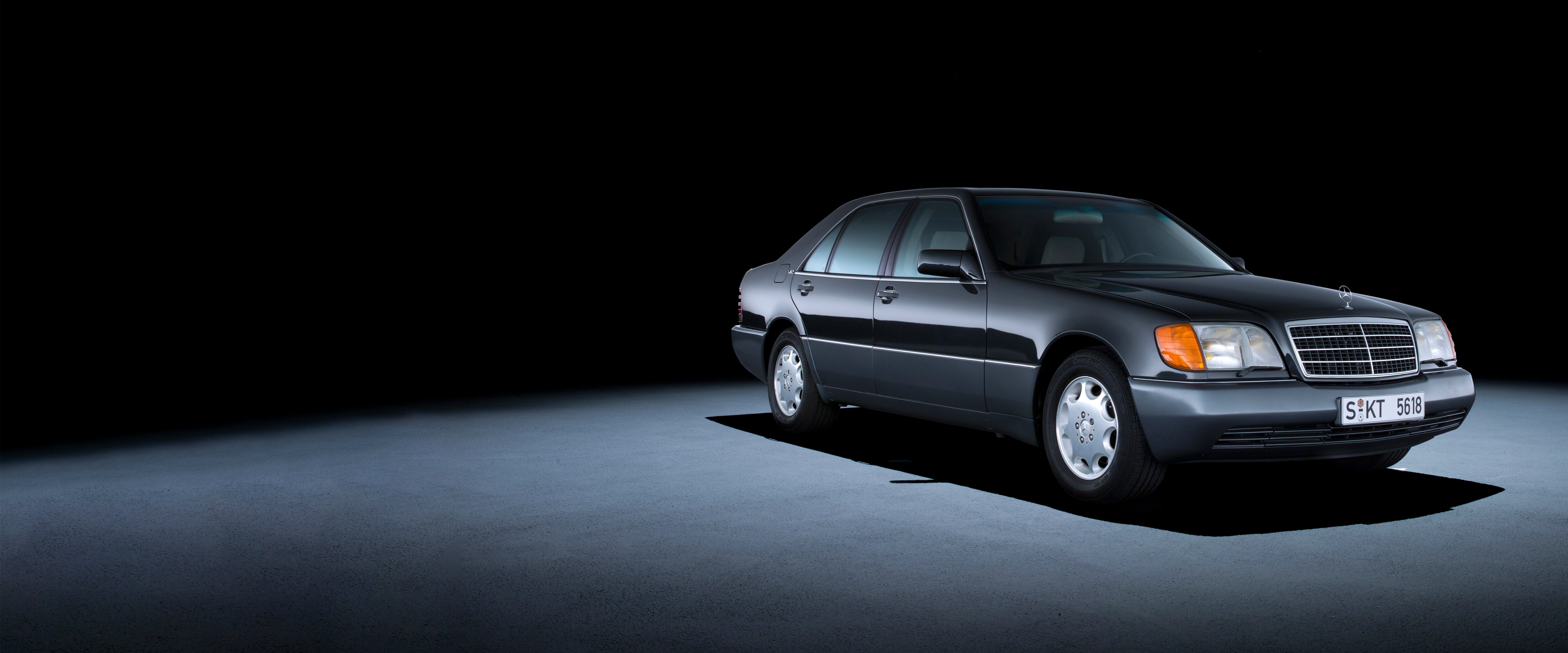 Side view of the Mercedes-Benz 300 d (W189)