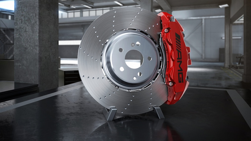 Close-up of the AMG forged wheel RZT on a Mercedes-AMG C 63 S E PERFORMANCE.