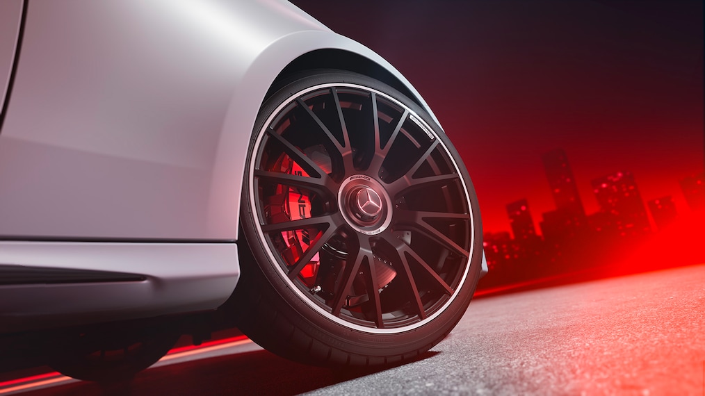 AMG 鍛造車輪搭配 AMG 高效能複合煞車系統附紅色煞車卡鉗的特寫。