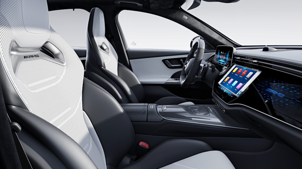 打開的駕駛座車門視角下的 AMG 高性能座椅視圖。