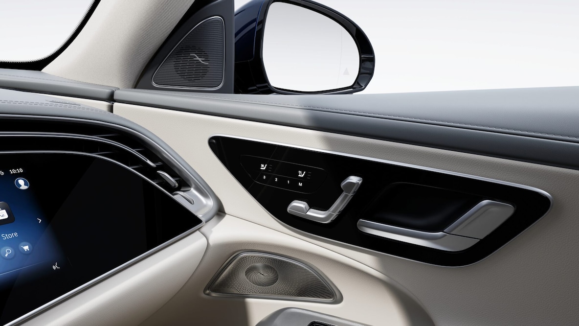 Mercedes-Benz E-Class 房車的內裝。