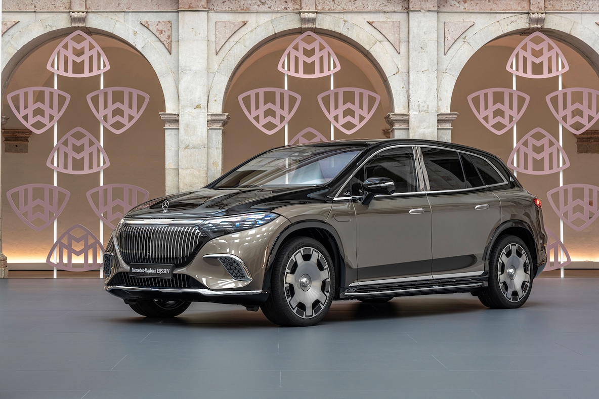 採用 Maybach 雙色塗裝的 Mercedes-Maybach EQS 運動型旅行車正視圖。