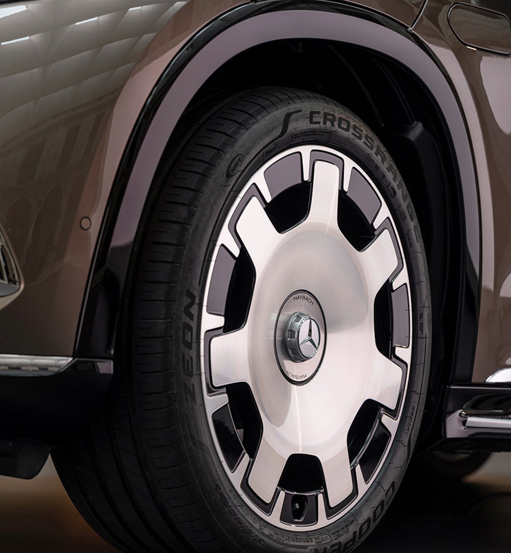 左前輪特寫（55.9 公分（22 吋）Maybach 7 孔輕合金輪圈 06R）。