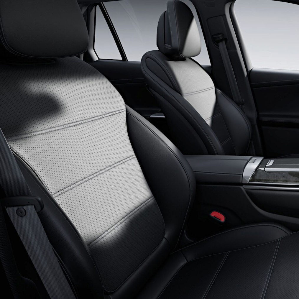 Close-up of the cockpit with displays in a Mercedes-Benz GLC.