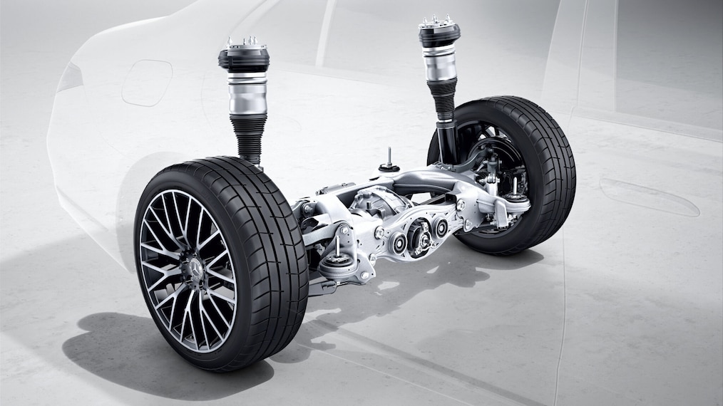 Mercedes-Benz S-Class 房車長軸版的駕駛座顯示器。