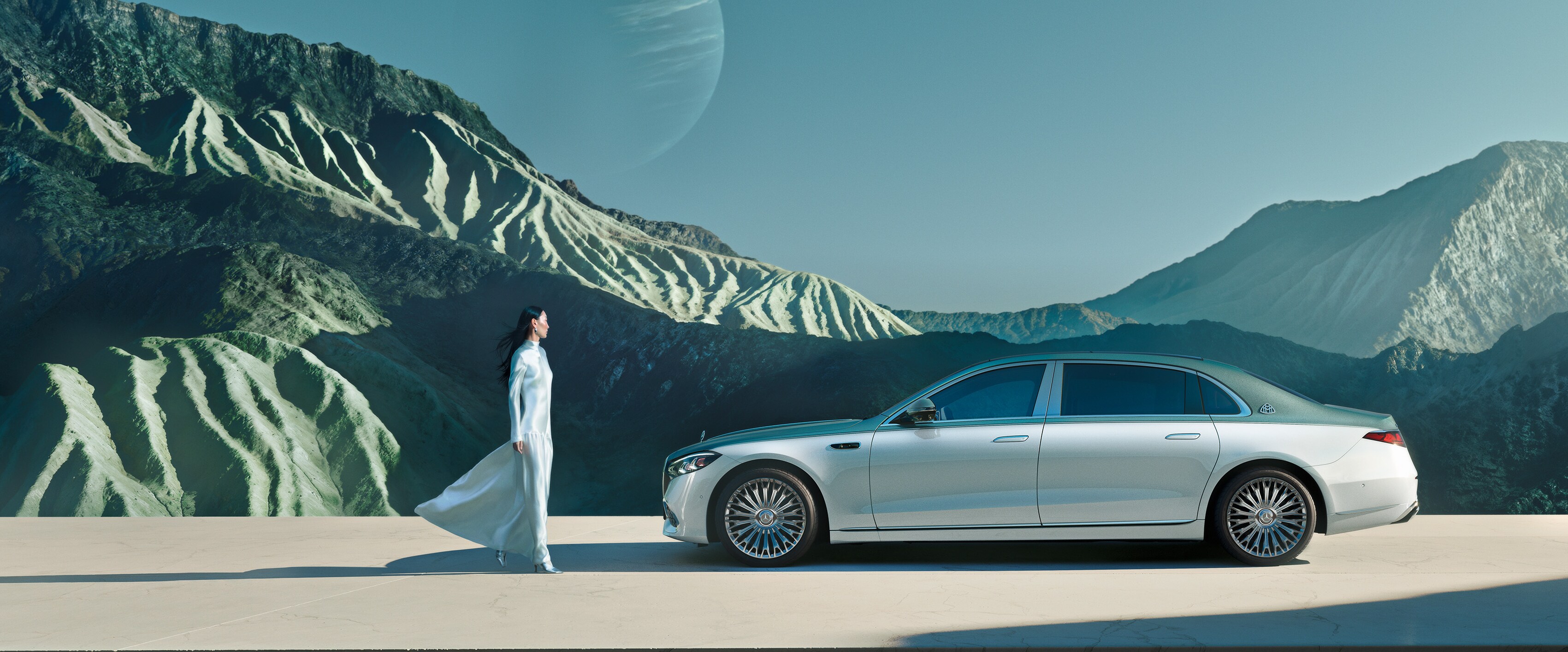 多角度展現 Mercedes-Maybach 經典雙色車身。