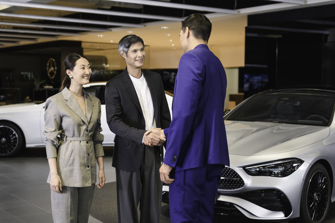 3 person dealing in front of Mercedes-Benz vehicle. Latest offer for EQ models from Mercedes-Benz Financial Services