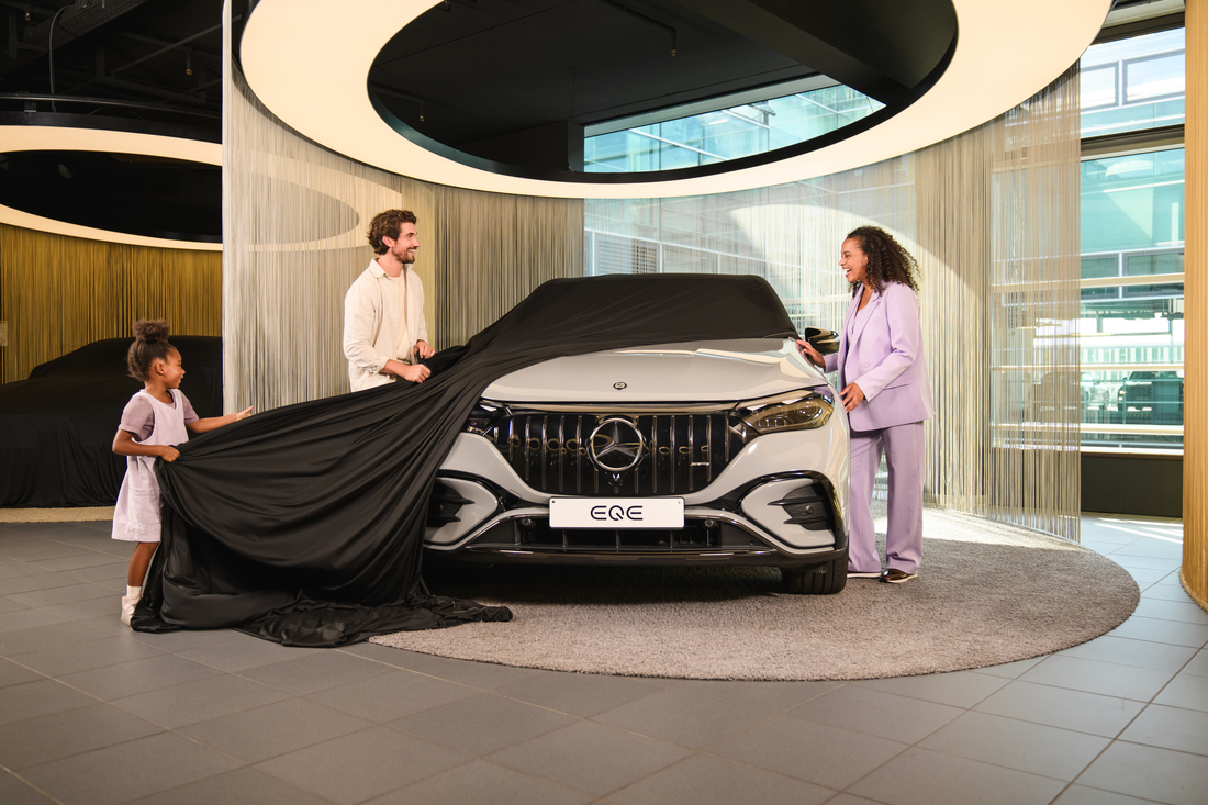 Man and woman previewing the car with sales consultant Agility | Offers | Financial Services | Leasing & Financing | Mercedes-Benz