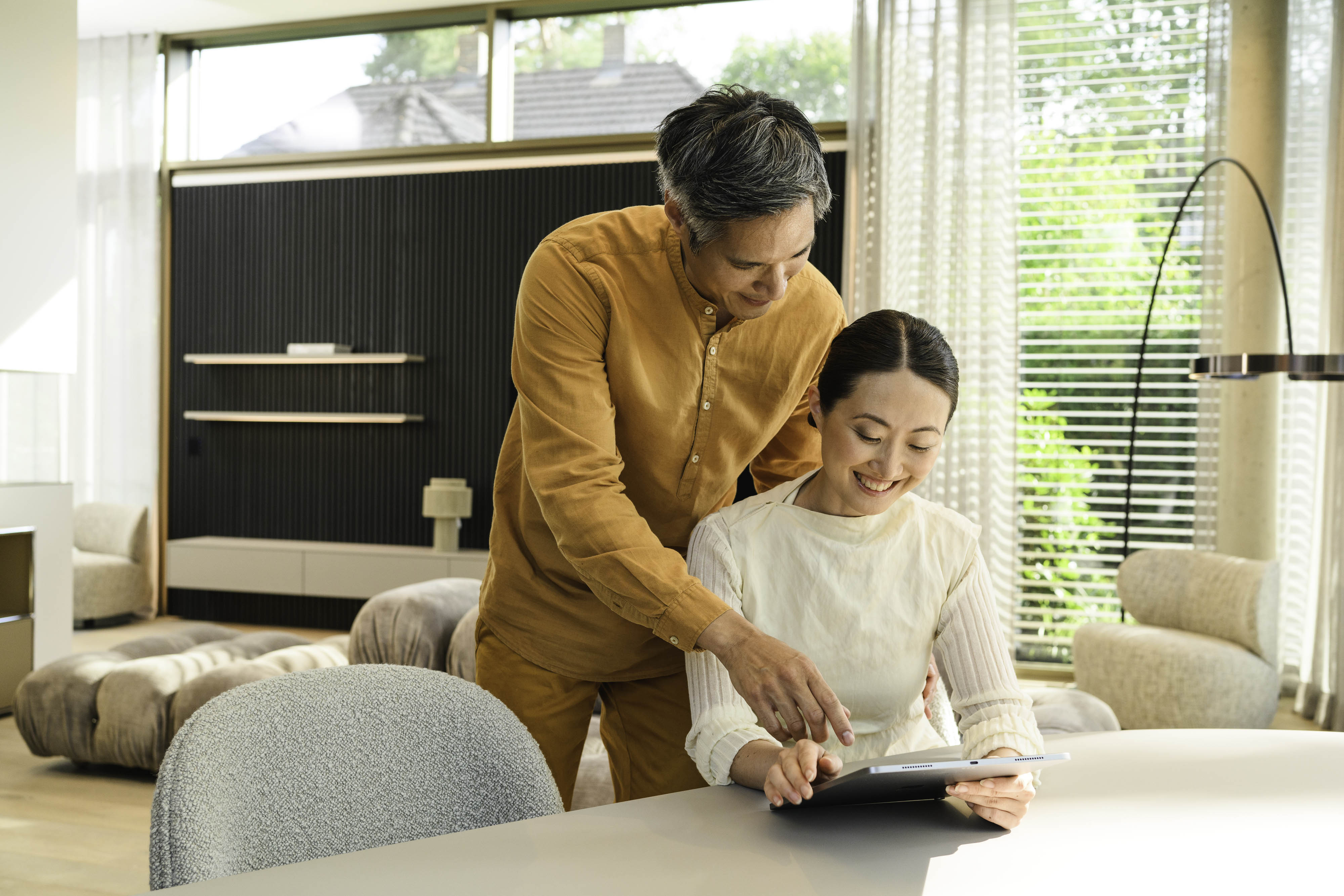 Payment estimator for your Mercedes-Benz Two people at home and using a mobile device.