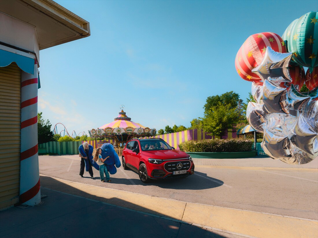  The Mercedes-Benz GLB Intelligent Hybrid SUV featuring 48V hybrid technology, shown in front of a modern home.
