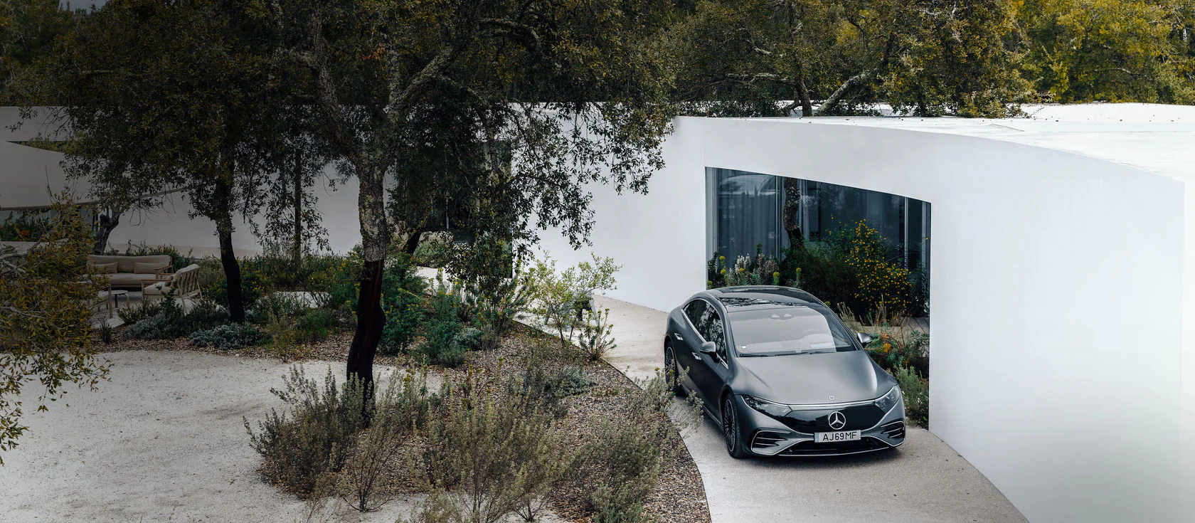 Help and contact. Just a phone call away. Your Mercedes-Benz contact.