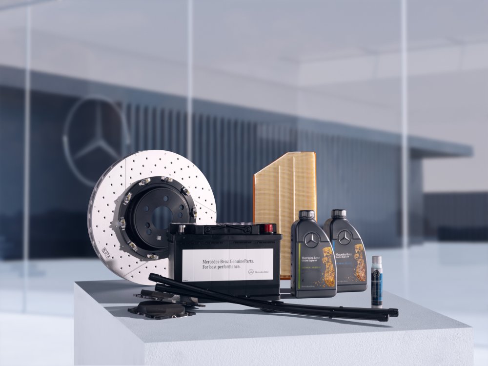 一位Mercedes-Benz員工為一位男士提供諮詢。 原廠零件vs. 偽造品