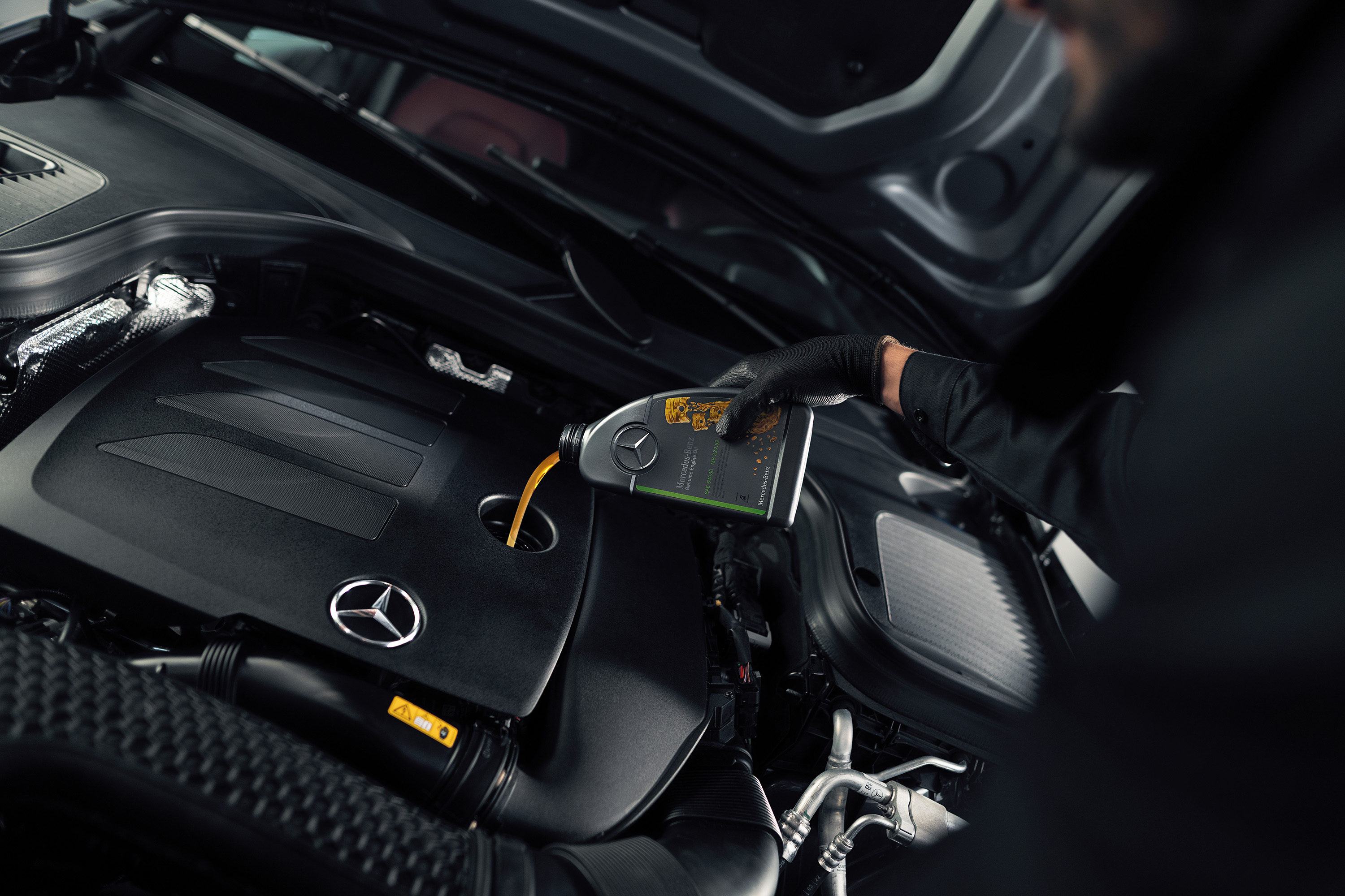 高級原廠機油 Mercedes-Benz技術人員加滿原廠引擎機油。