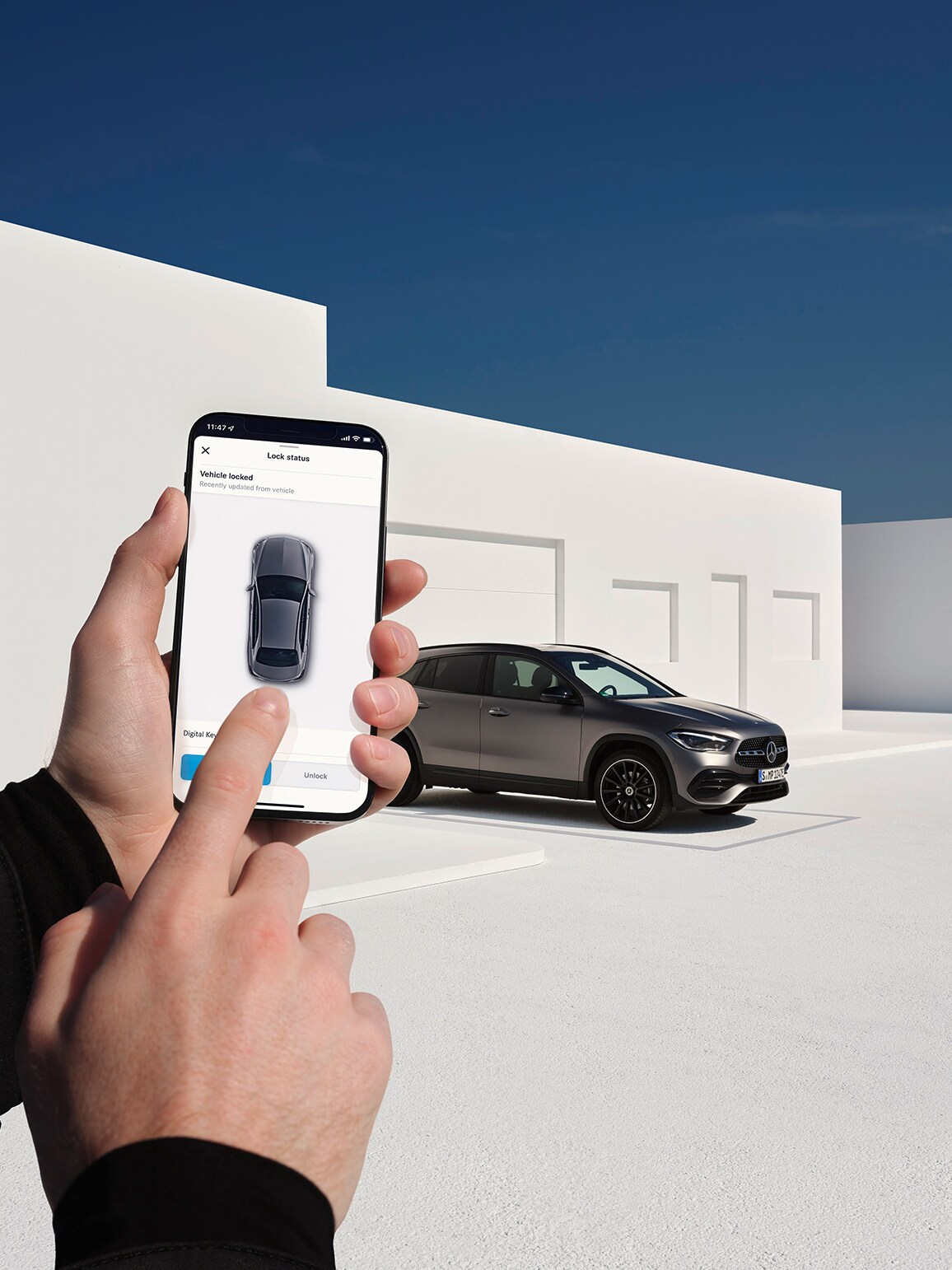 The menu of the Mercedes me App displays the available functions of the Navigation, Remote and GUARD 360˚ Digital Extras on a smartphone.