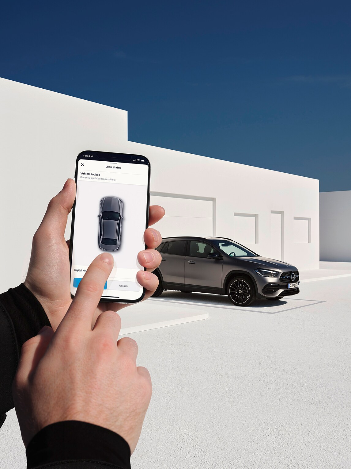 在智能手機上的Mercedes me App功能表中顯示導航和GUARD 360˚數碼化產品和服務的可用功能。