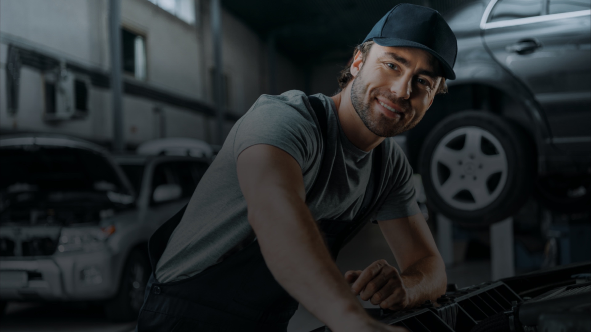 Damage and Breakdown assistance | Mercedes-Benz Woman standing in front of her Mercedes-Benz with her phone in her hand and being in a call