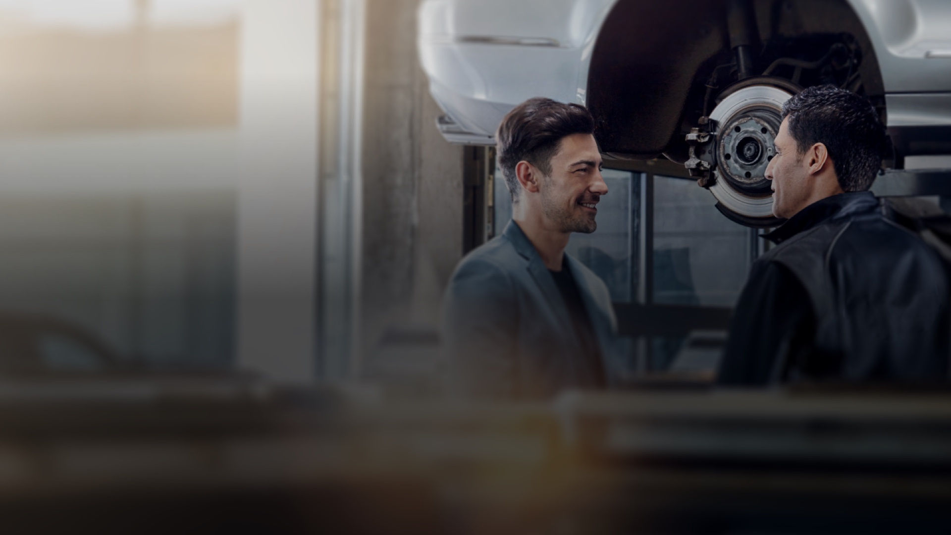 Damage and Breakdown assistance | Mercedes-Benz Woman standing in front of her Mercedes-Benz with her phone in her hand and being in a call
