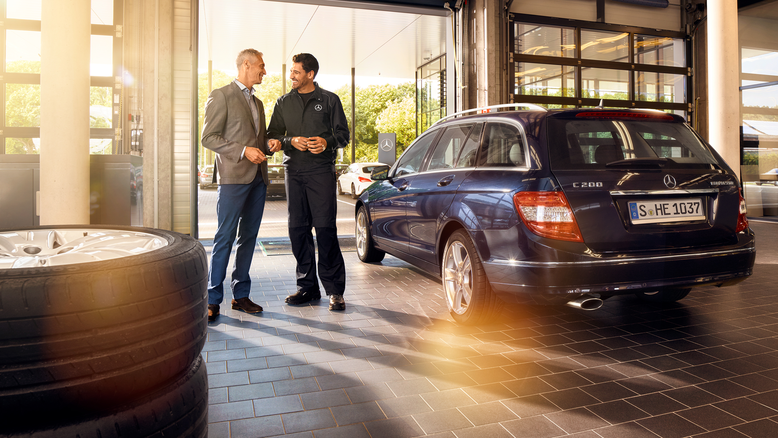 A woman is looking at her digital service report on her tablet. Digital Service Report | Mercedes-Benz