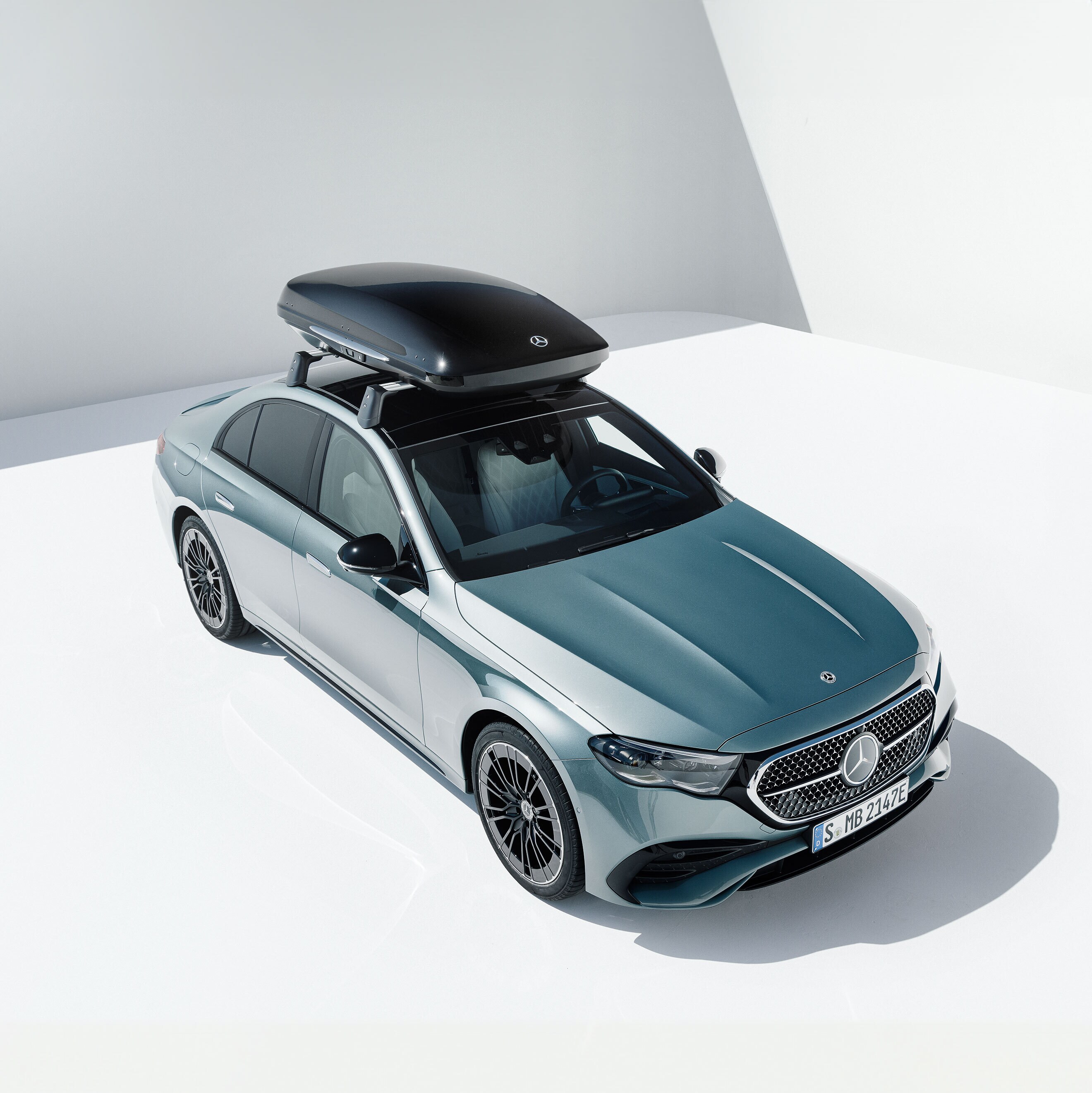 A silver Mercedes-Benz with carrier.