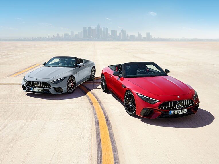 兩輛 Mercedes-AMG SL 敞篷跑車的正面視圖。