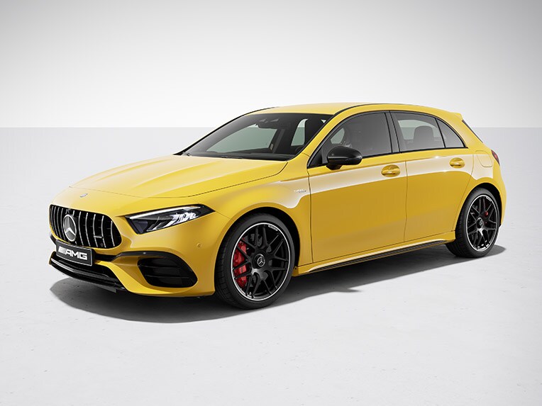 搭配 AMG 夜色套件的 Mercedes-AMG A系列小型轎車車身。