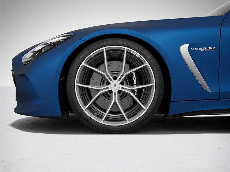 全新Mercedes-AMG GT轎跑車的黑色煞車卡鉗。
