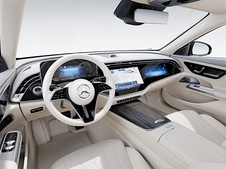 搭配EXCLUSIVE配備系列的Mercedes-Benz E-Class房車車廂。
