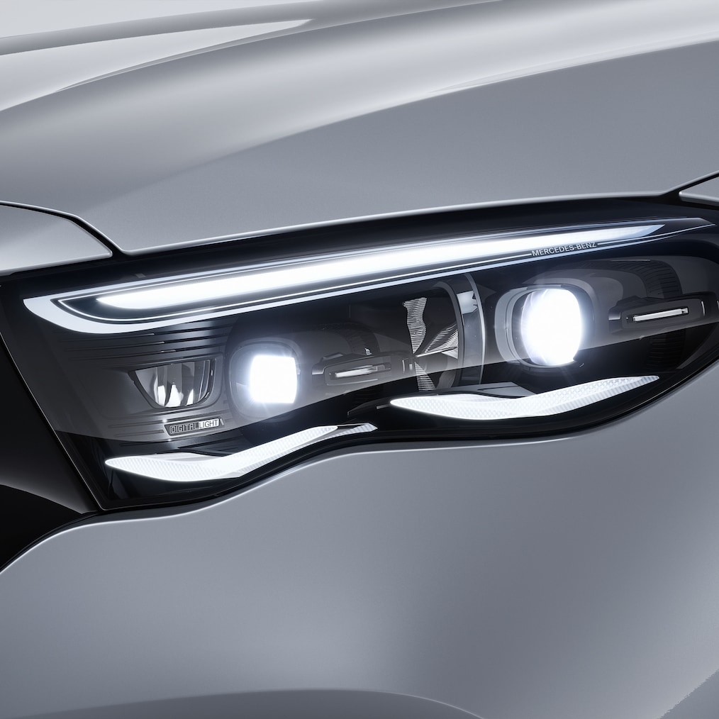 Mercedes-Benz E-Class 房車的車頭視圖。