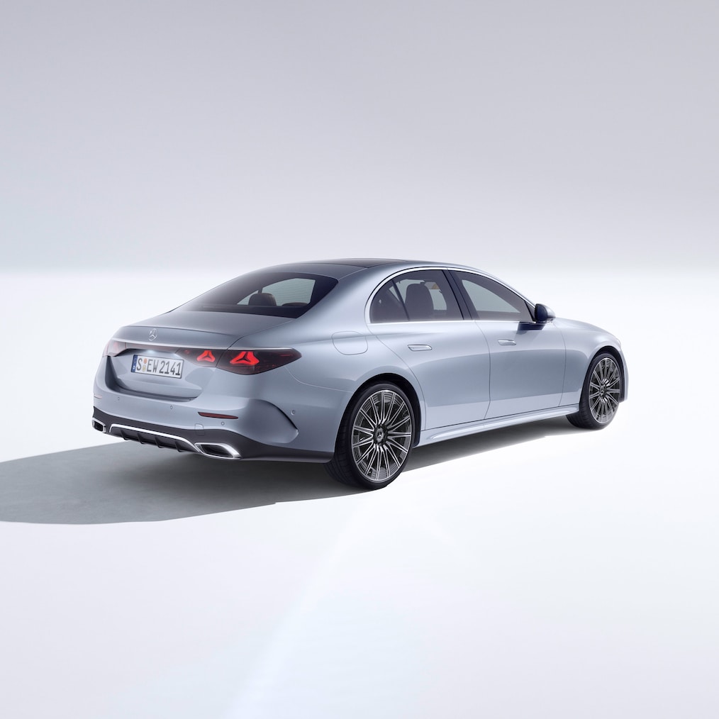 E-Class 房車：Mercedes-Benz 豪華房車的側後視圖。