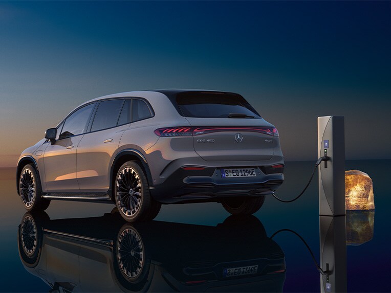 EQS SUV 在 IONITY 充電站充電過程中的側視圖。