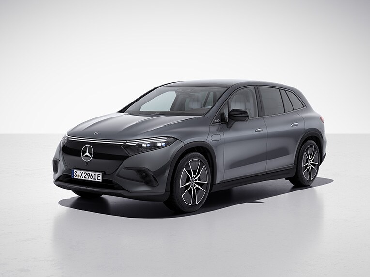 全新 EQS SUV 附夜間套裝。