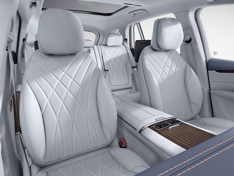 EQS SUV 的車內空間採用專屬nappa真皮套裝。