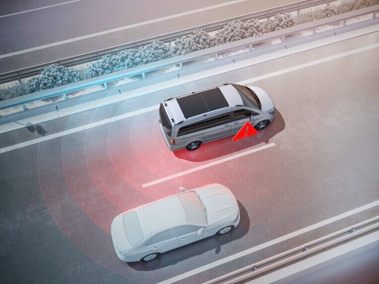 盲點輔助系統連車尾交通警示系統可提供協助，防止在轉換車道和倒車時發生事故。