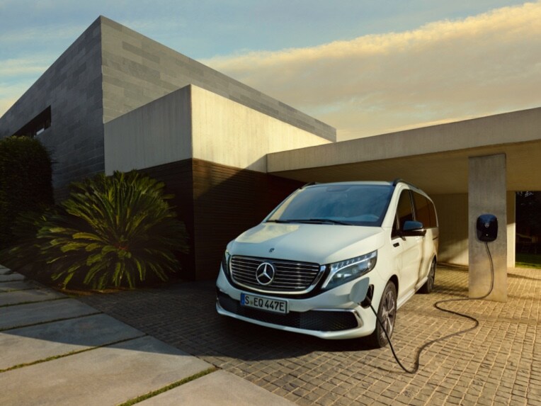 使用 Mercedes-Benz 家用壁掛式充電器，讓您的家化身為充電站。