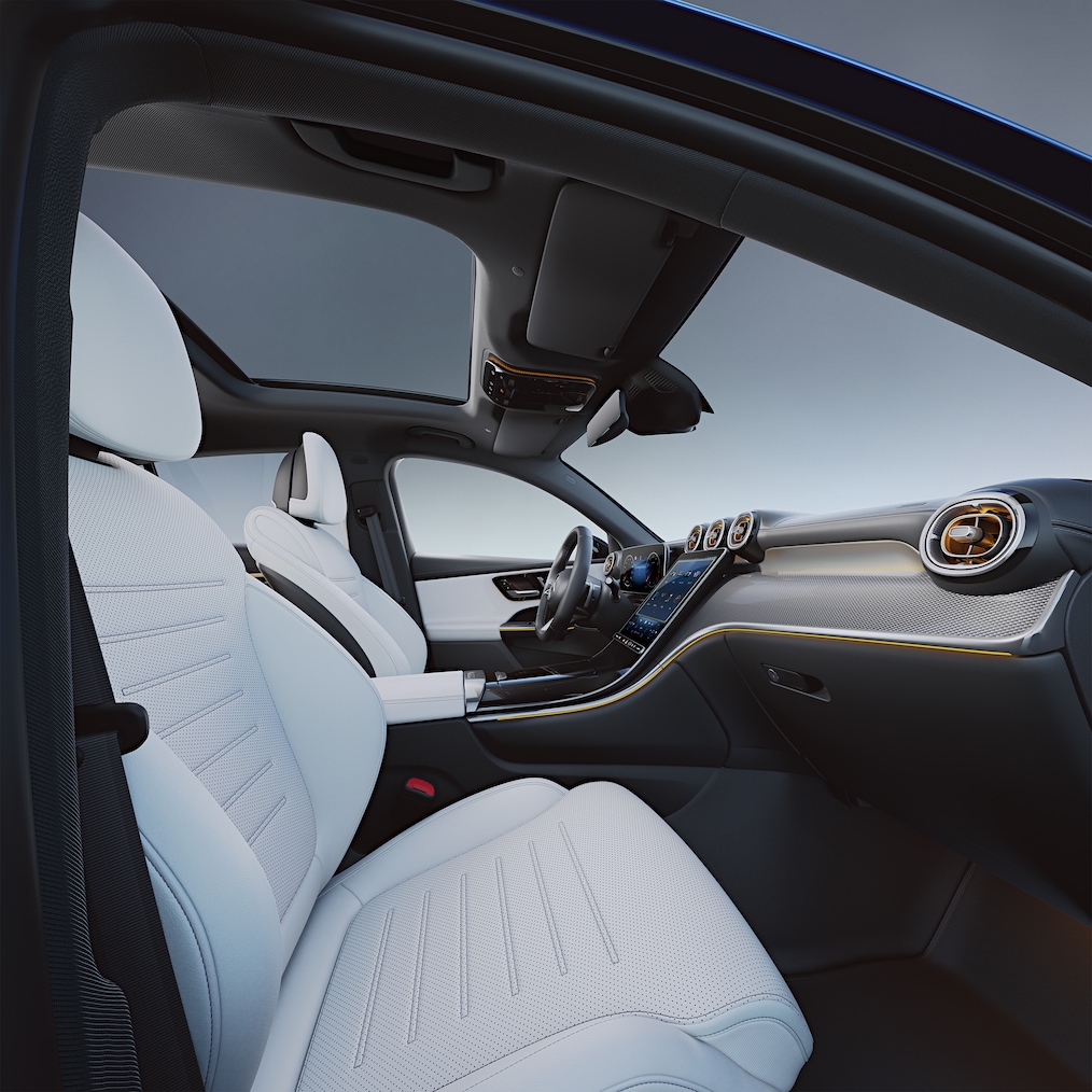 Mercedes-Benz GLC 駕駛艙與顯示器的特寫。