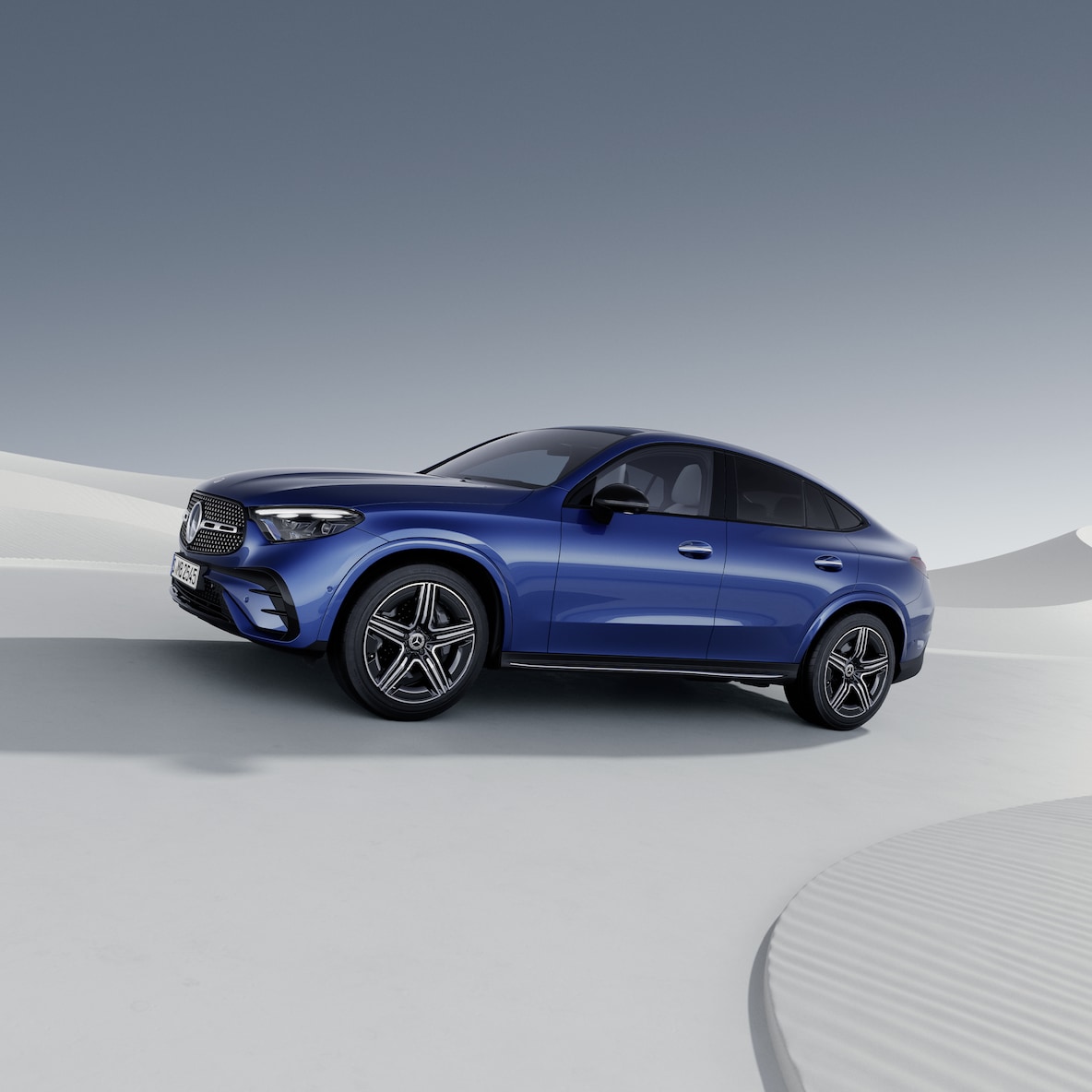 Mercedes-Benz GLC 轎跑車的偏側車頭視圖。