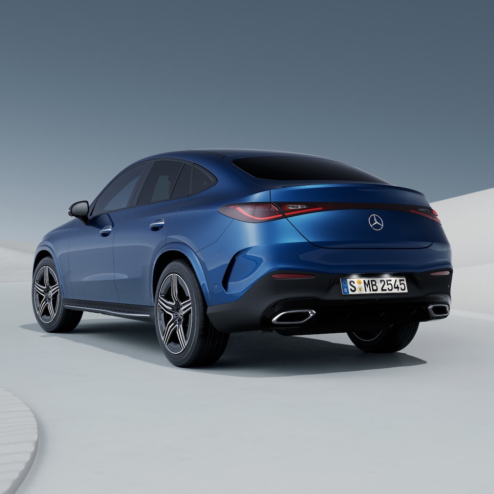 從開啟的掀開式尾門看向寬敞的裝載空間。