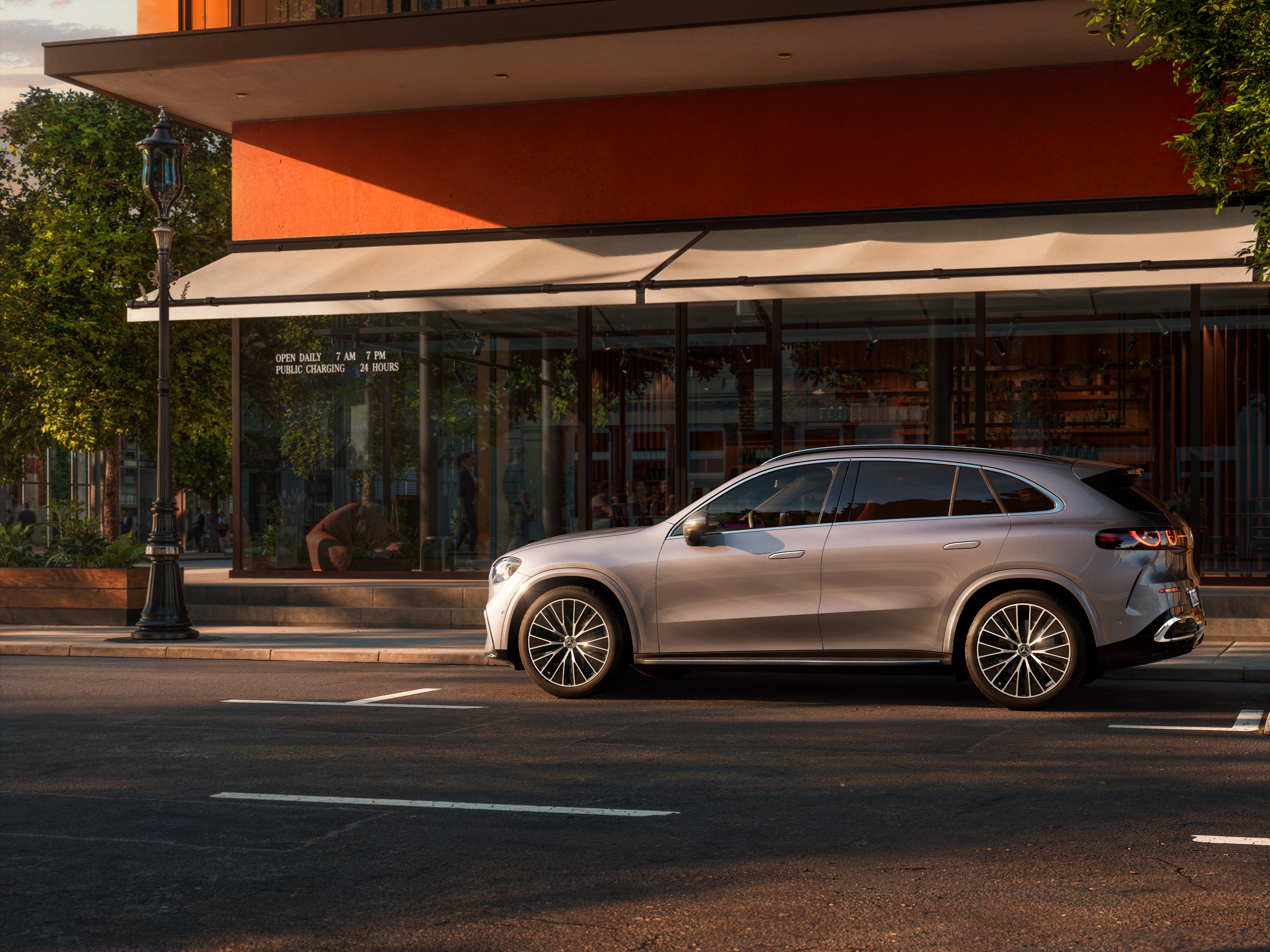 車身 | 全新純電動GLC | Mercedes-Benz 將「感性純粹」設計哲學提升至全新層次,透過嶄新的設計語言與自信鮮明的轎跑式車頂線條,展現兼具地位感及格調的非凡氣勢。