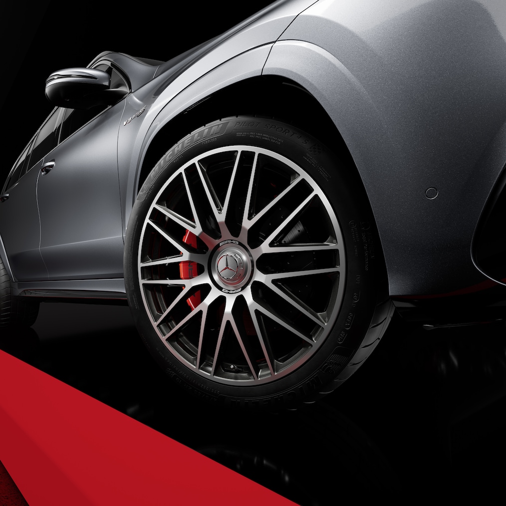 The AMG forged wheels and brake callipers painted red of the Mercedes-AMG GLS 63 4MATIC+.