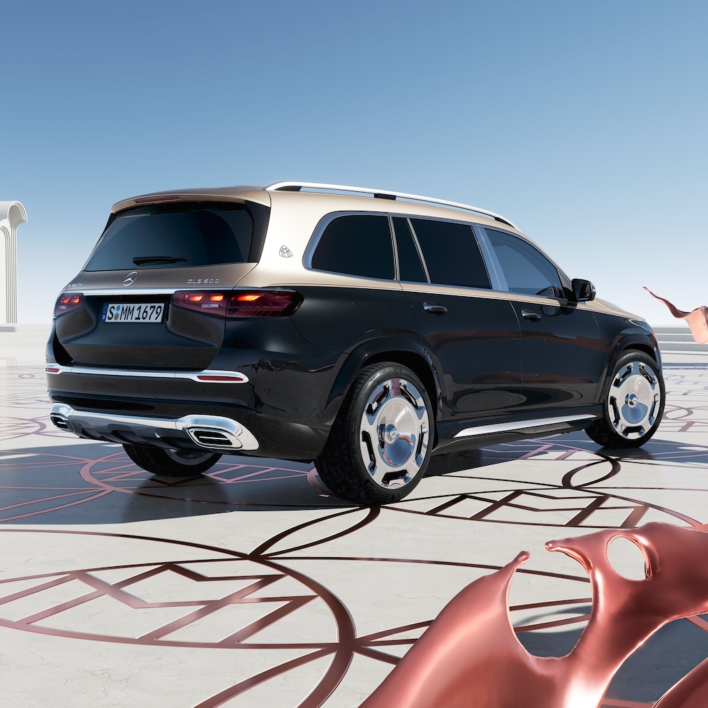 View from the rear of the Mercedes-Maybach GLS 600 (two-tone paintwork and exclusive Maybach wheels).
