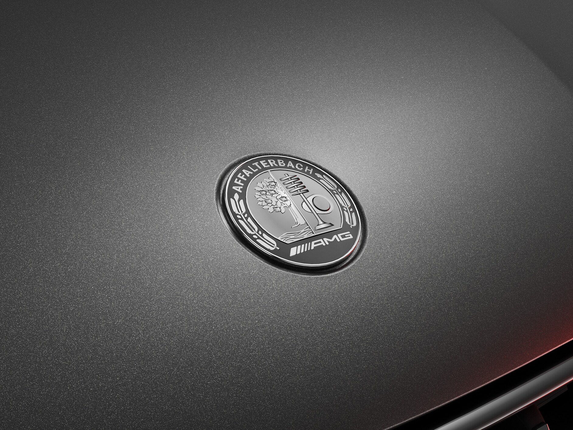 Mercedes-AMG車頭上的AMG徽章。