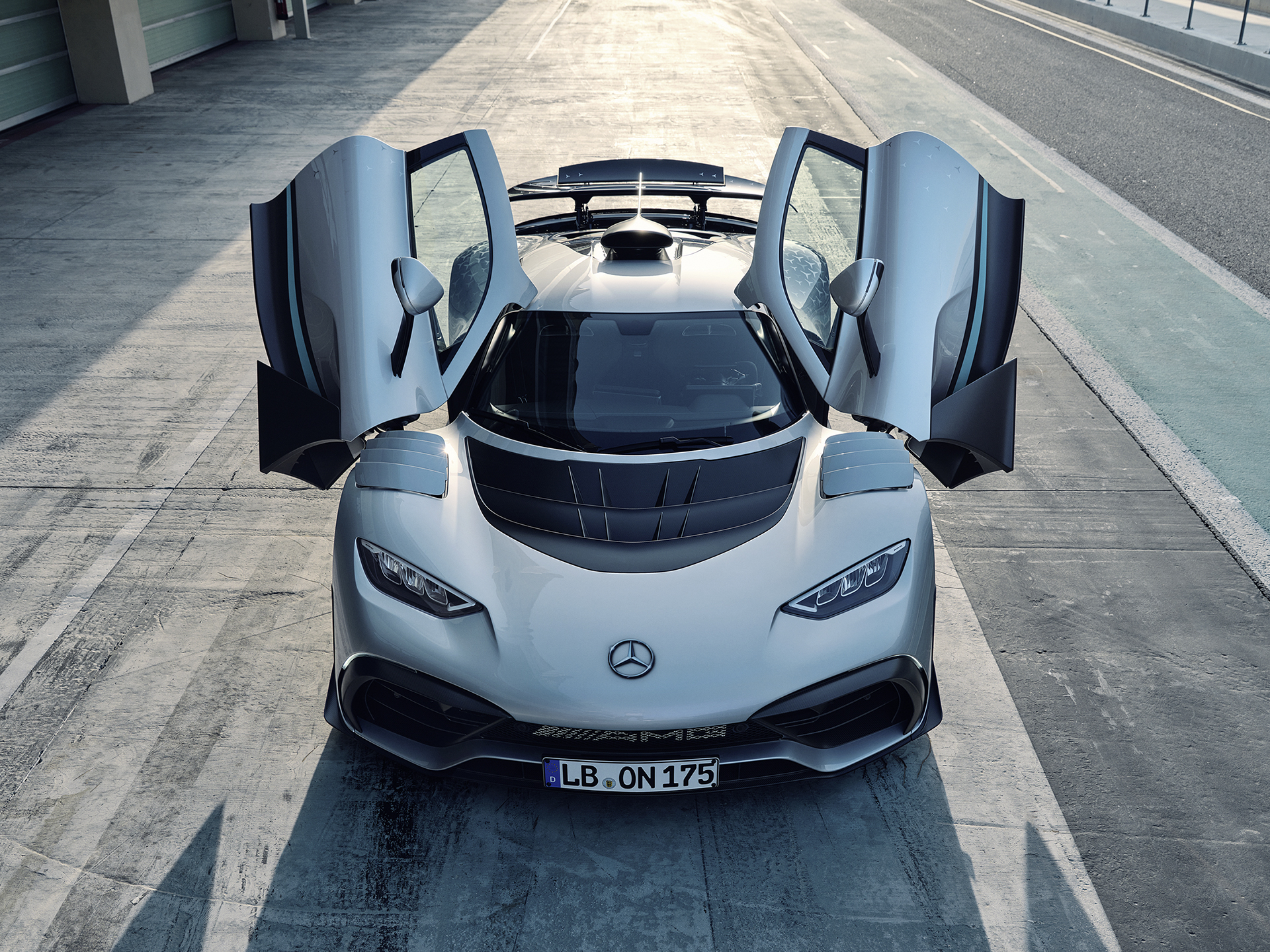 車身| ONE | Mercedes-AMG 車門開啟的 Mercedes-AMG ONE 車頭視圖。