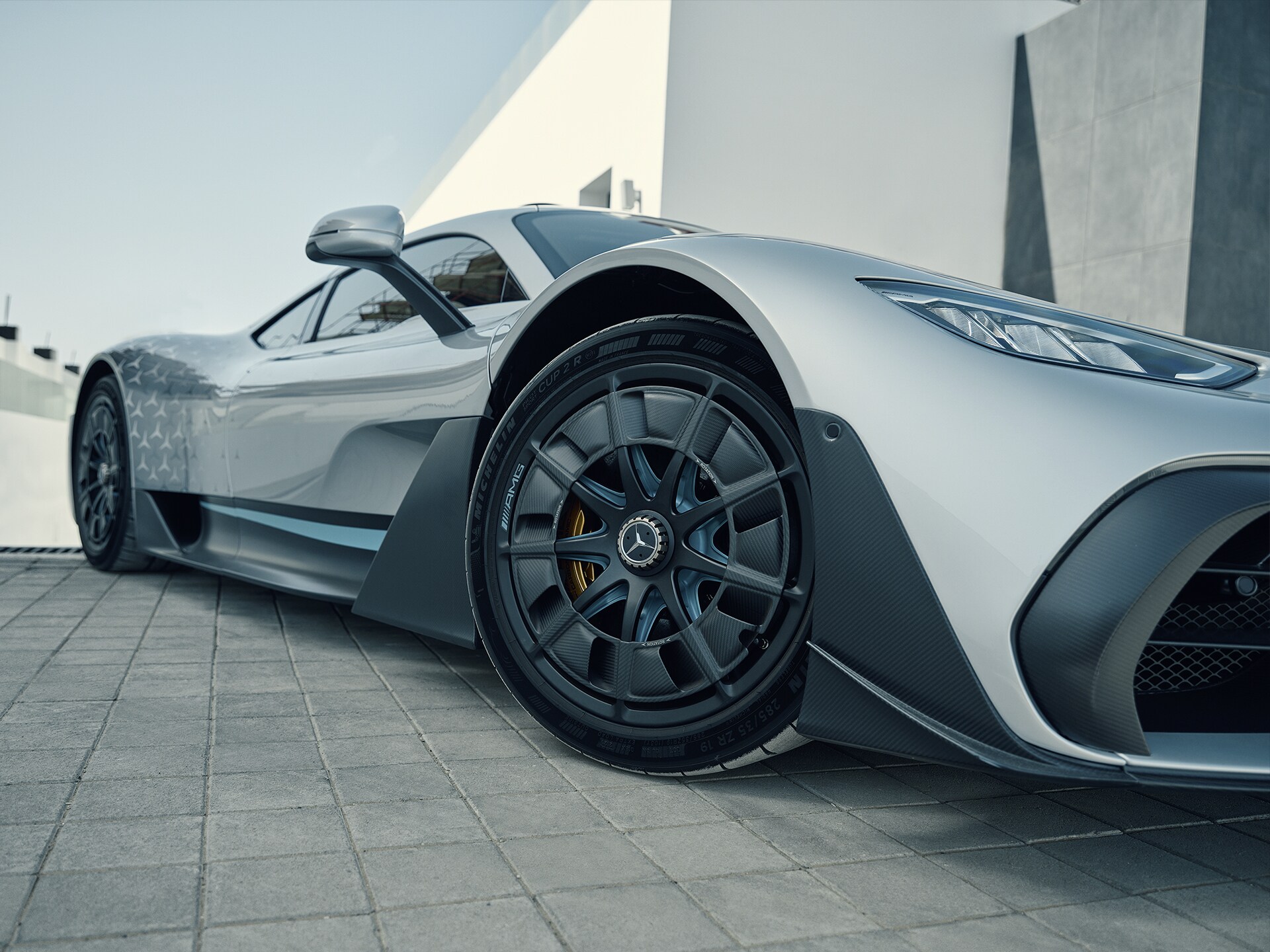 Mercedes-AMG ONE 輪圈的細部圖。