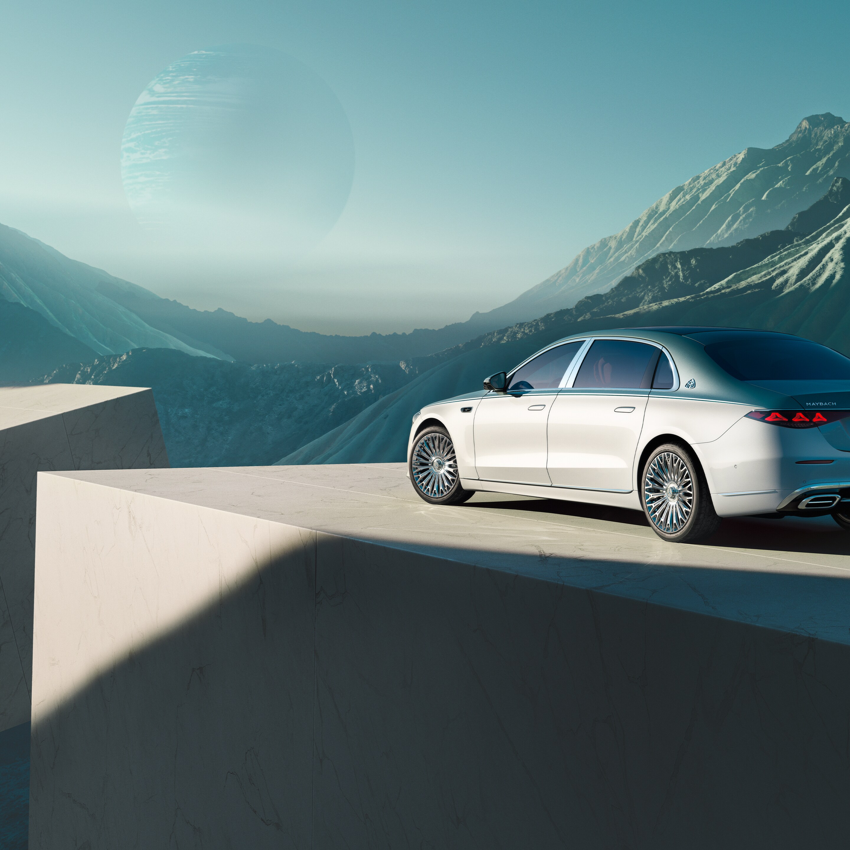 Mercedes-Maybach S-Class 的偏側視圖。