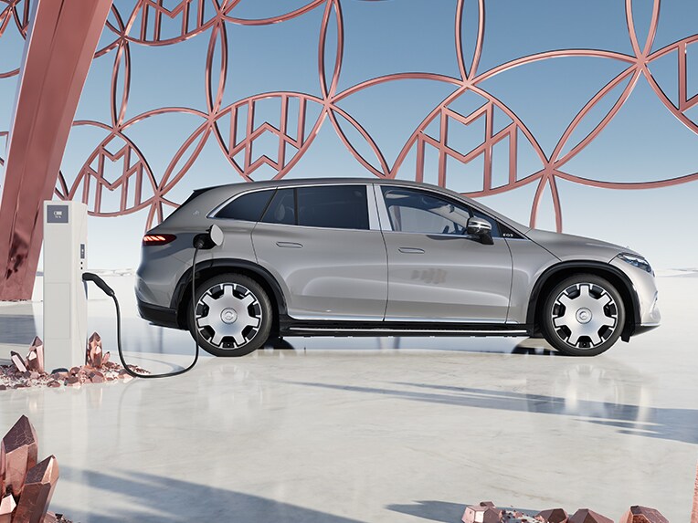 正在IONITY快速充電站上充電的Mercedes-Maybach EQS SUV。